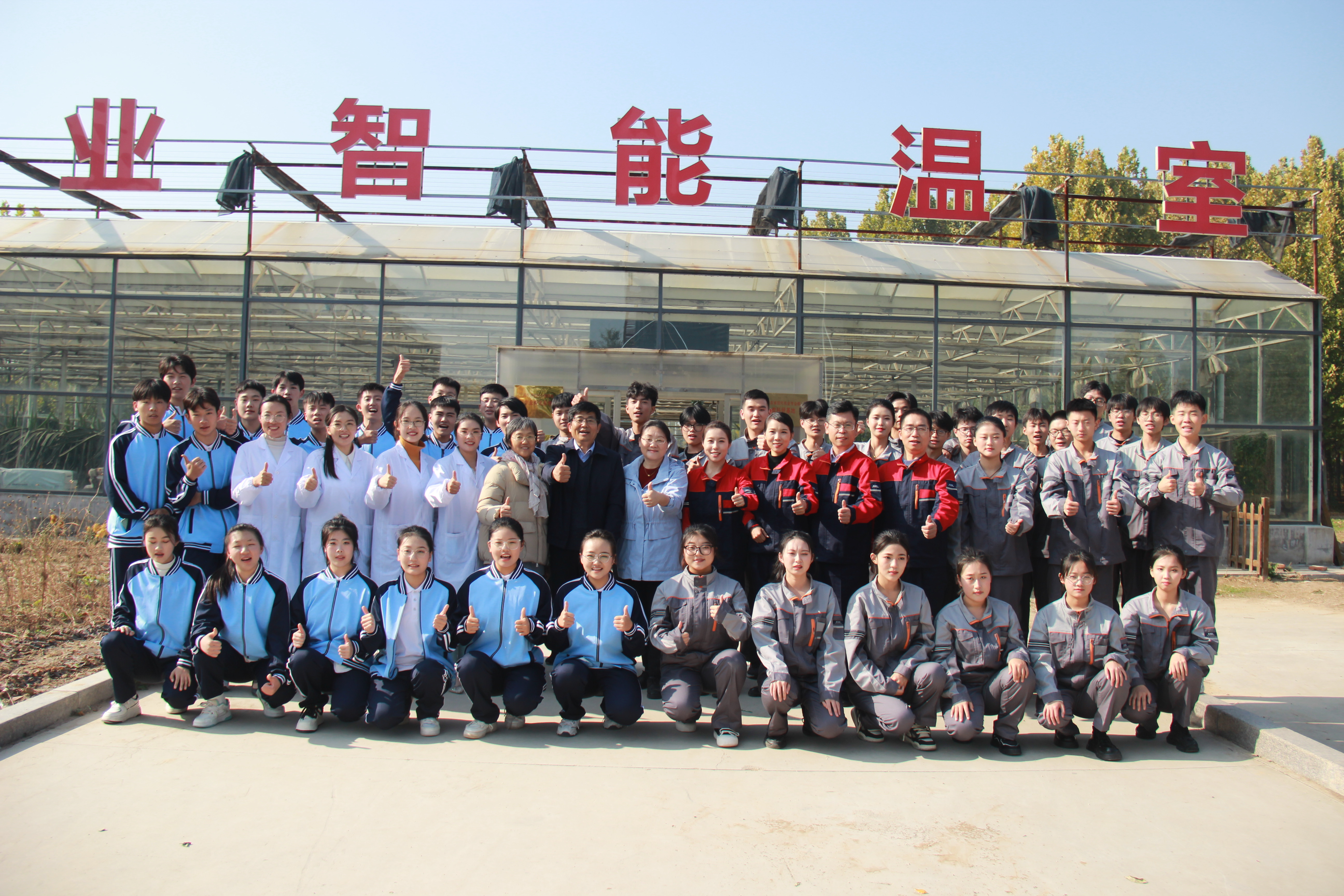 带领2个团队获得2023年教学能力大赛国赛一等奖和二等奖，决赛阶段校内录课后与领导师生合影留念.jpg